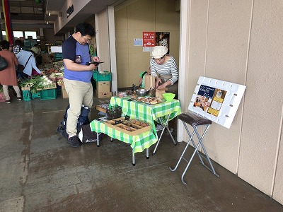 市場の中で焼き菓子販売